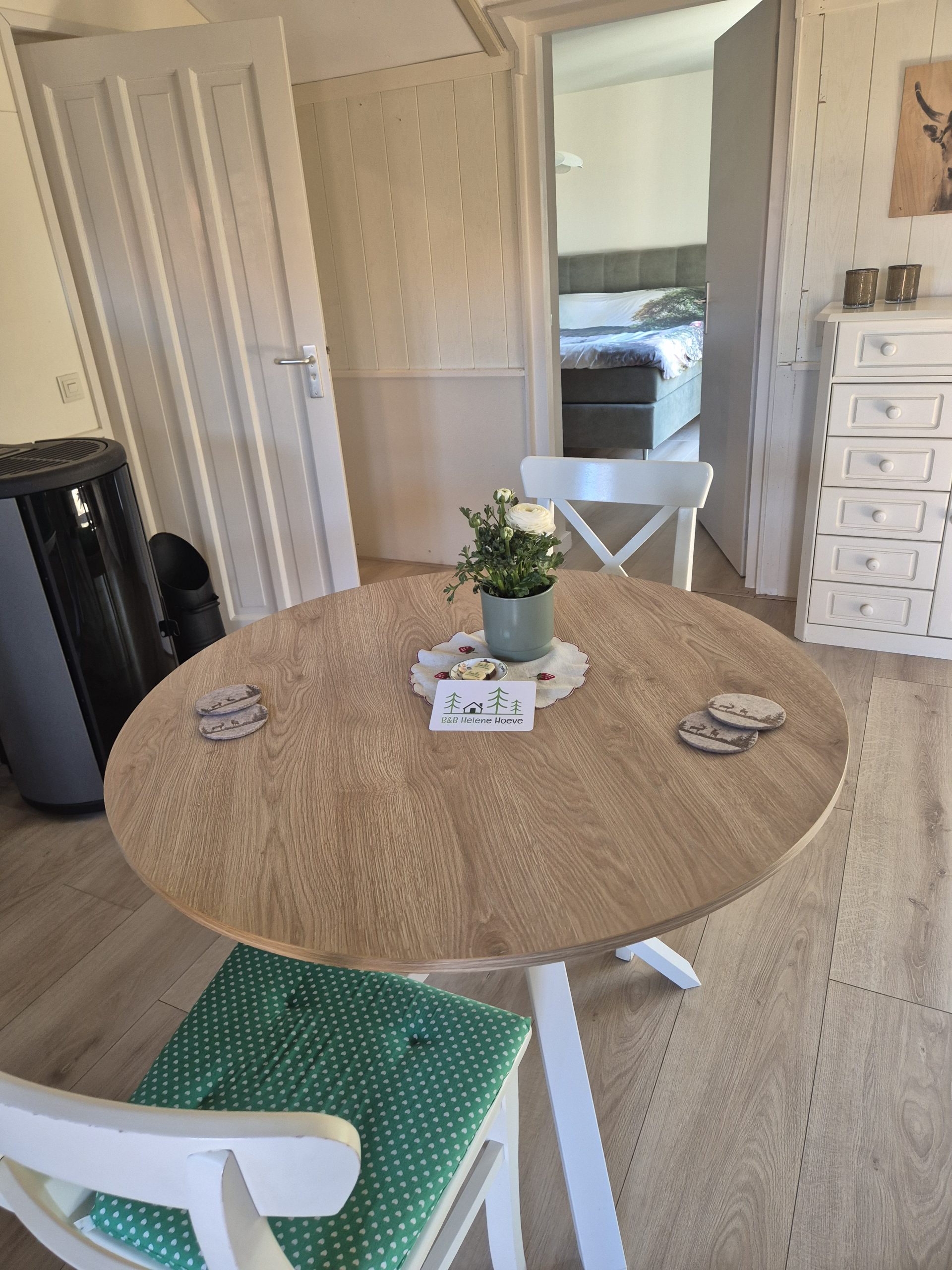 B&B woomkamer tafel Woomkamer en Pallet kachel Tuinhuis B&B Helene Hoeve